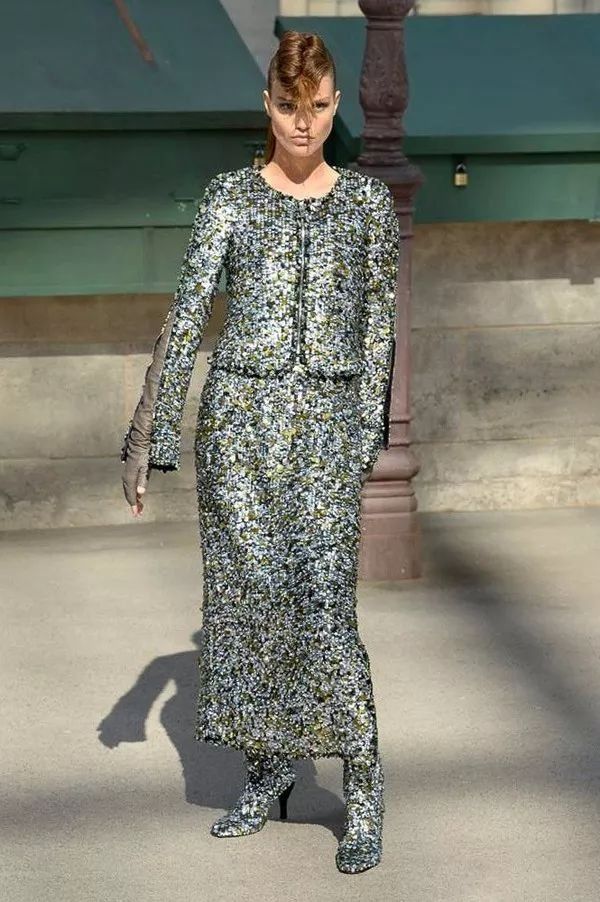 我们在巴黎大皇宫变的书报亭里问了周迅和刘雯一些小秘密……