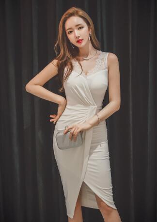 很有韵味的紧身裙美女，传出身材，秀出曲线！