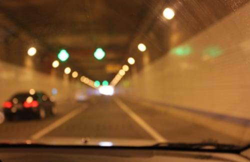 夜间跑高速还用近光灯？交警都忍不住要骂你：不懂开车就别上路