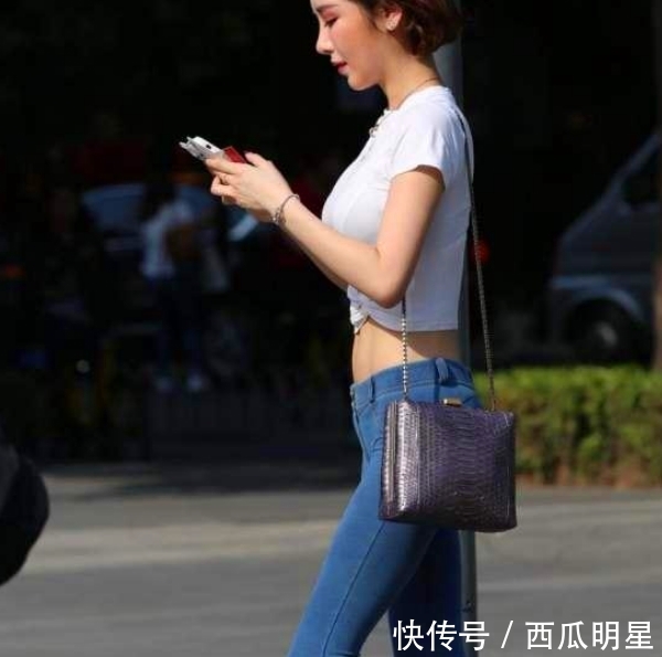  『女性』紧身牛仔裤穿搭，时尚性感，可以让女性展现出潮流的气息！