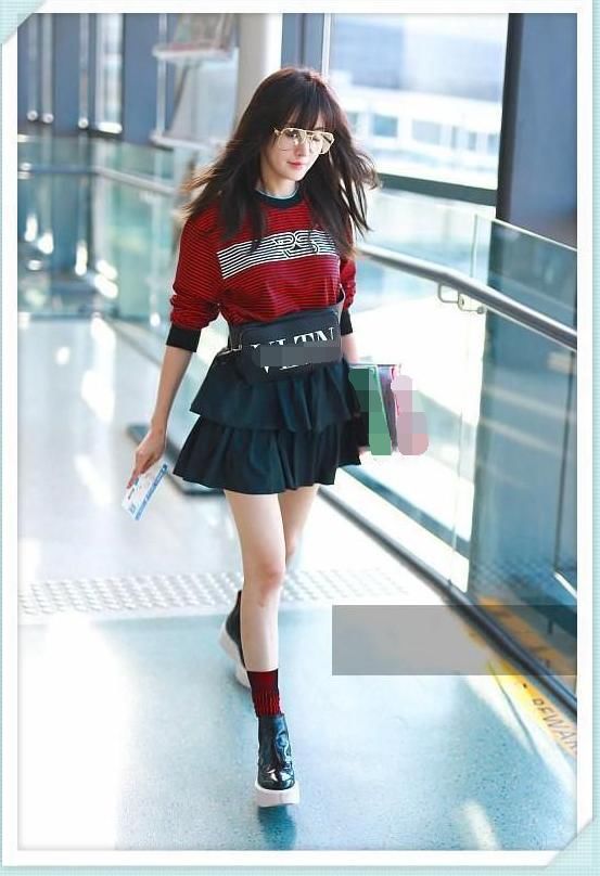 原以为张天爱的短裙够幼稚了,可看到张静初,我才知道啥叫装嫩!