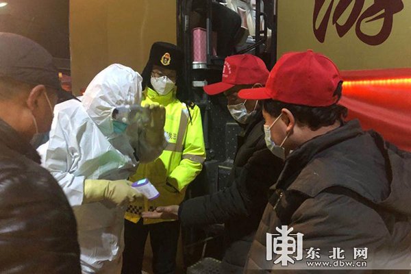  民工包车@我省首批跨省农民工返岗包车从甘南县启程