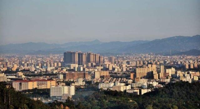 广东最有钱的县级市，位于三省交界，GDP高达675亿元！