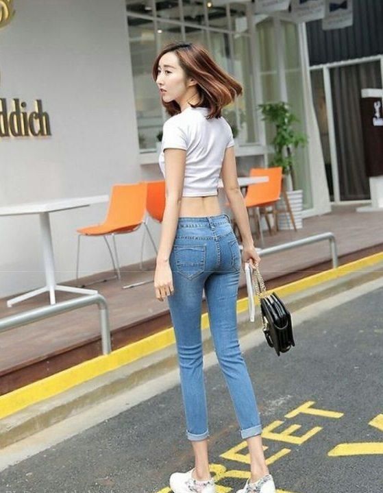 拥有完美曲线的时尚女孩，搭配牛仔裤，秀出紧致身材