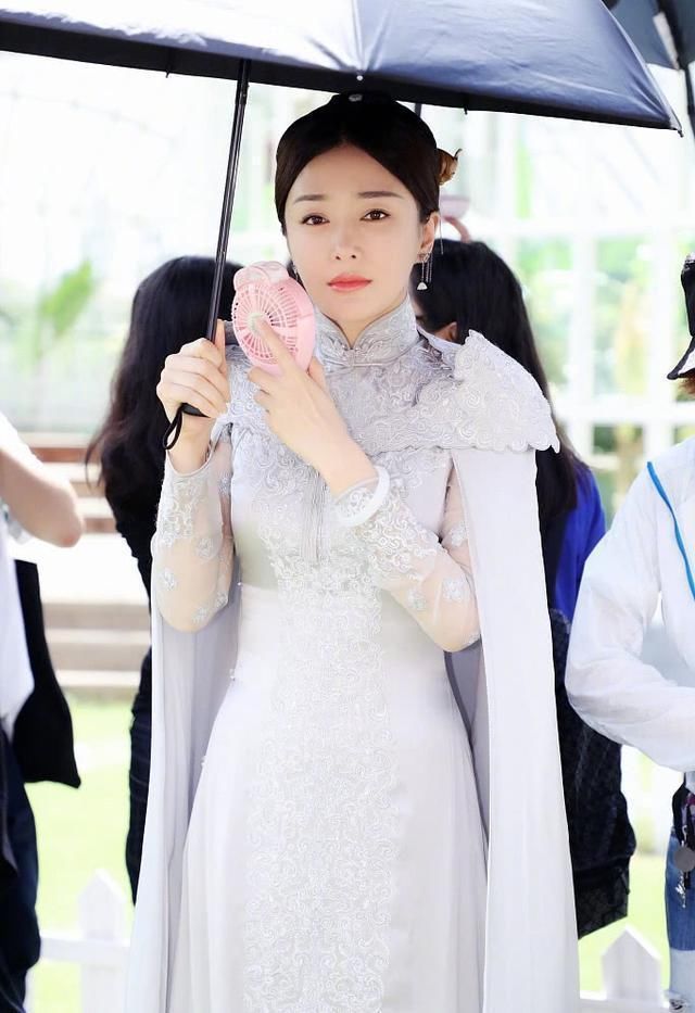 秦岚穿旗袍裙，古典气质尽显!网友:这腰太细了，之前都没发现!