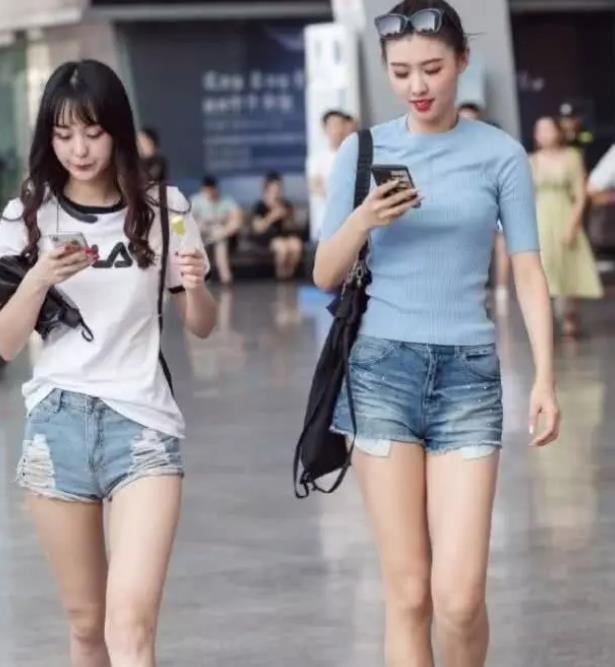 吊带|街拍:长发披肩的美女,身穿黑色的吊带连长裙,魅力十足