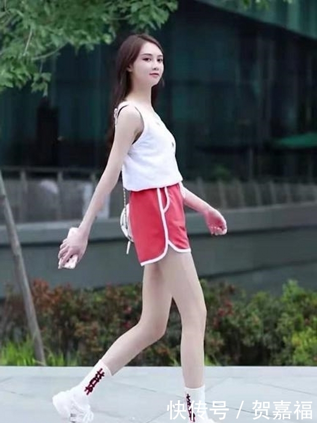 『害羞』路人街拍:靓女害羞的笑了起来,真的太过撩人了