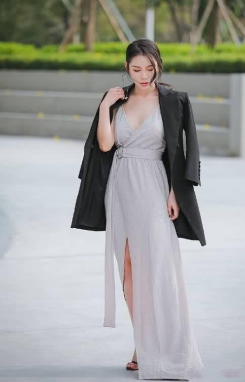 街拍：脸型娇小看起来精致时尚的小姐姐，站在街上很俏丽！