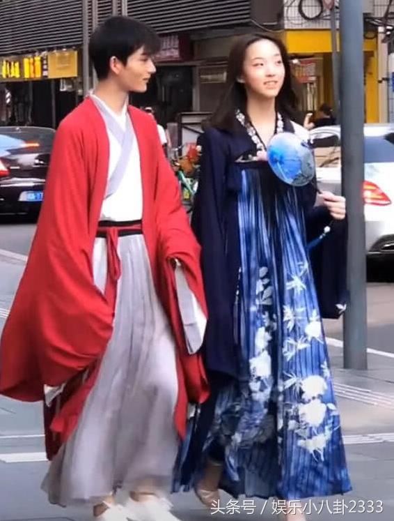 “汉服小哥哥”带14岁妹妹逛街，脚上的15厘米“银针”亮了！