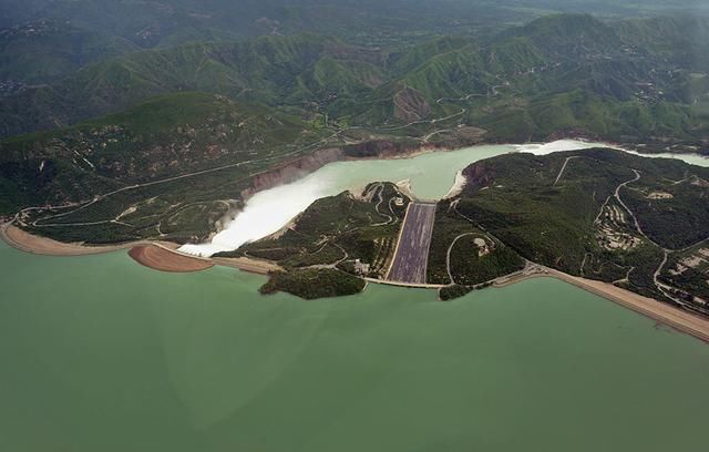 喜马拉雅山的水养育了人口达2亿，耕地面积2168万公顷的巴基斯坦