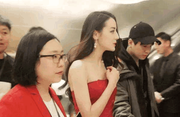 迪丽热巴人设崩塌, 杨幂出面: 是我看错人了。别把无知素质低当真