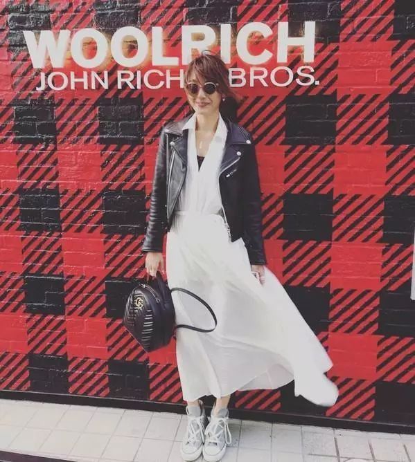 好看| 石原里美游香港穿这样!黑白单品永远不过时还用强调?