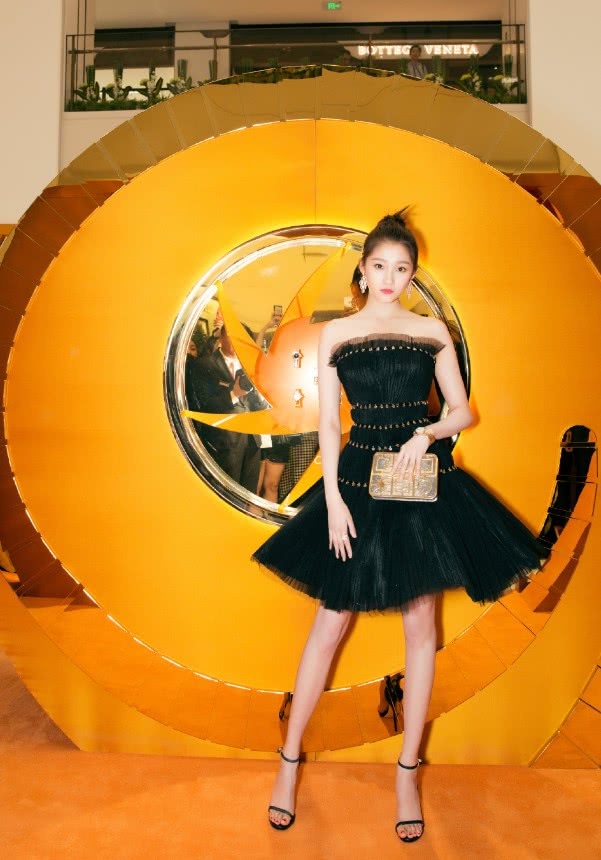 关晓彤的鞋子是有多昂贵竟给运动鞋安了个“小牌”，意外可爱