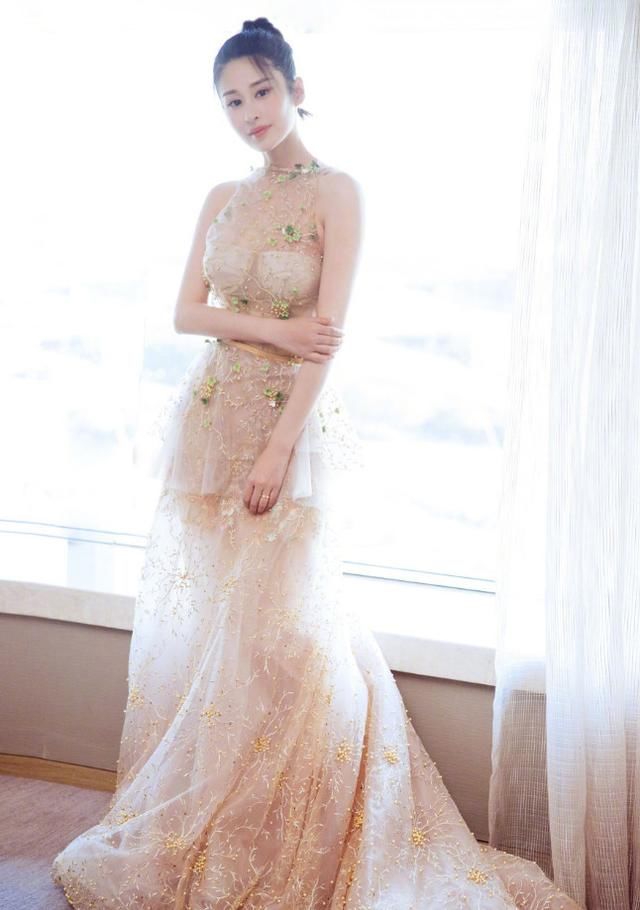 颖儿瘦成“排骨精”就算了，还非要穿抹胸裙，掉下来就尴尬了！