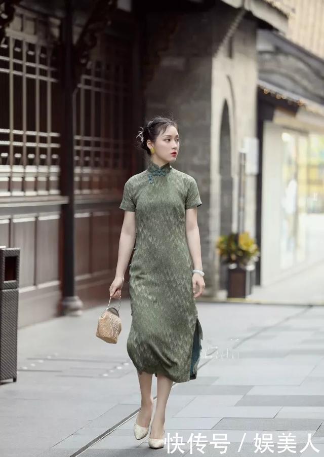  『身上穿着一』美女脚上搭配一双优雅尖头高跟鞋，她的脚部曲线看上去更加的修长