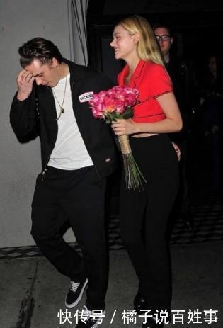  『女友』贝克汉姆大儿子携新女友逛街，新女友穿防水台高跟鞋，笑容灿烂