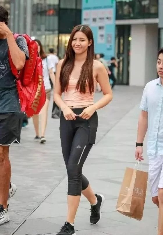 运动系美美女小姐姐，紧身服饰勾勒性感迷人曲线，浑圆翘臀燃爆眼