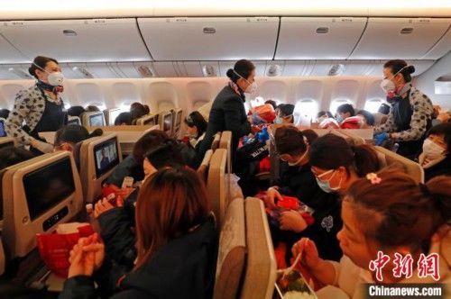  神山@上海第八批驰援武汉医疗队乘包机前往武汉 支援雷神山医院