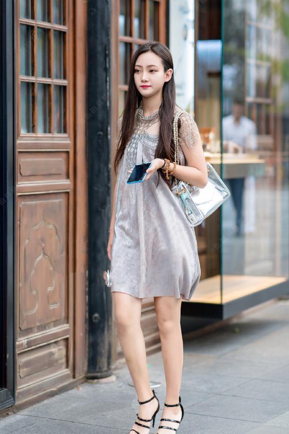 街拍：美女穿着丝质“睡衣”上街，时尚又性感，非常清爽舒适