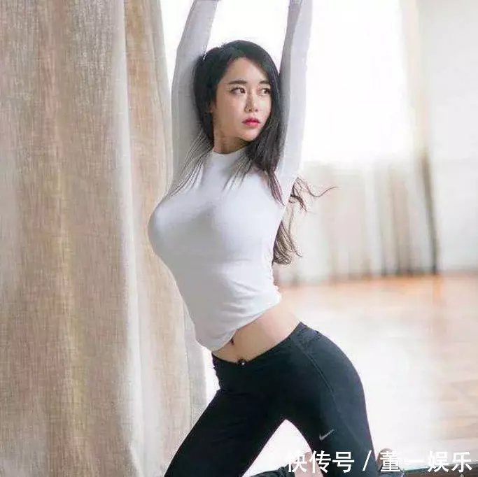 小姐姐性感的修身运动裤，即使背影都那么的有诱惑力，那么的显迷