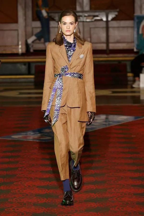 在唐人街的中餐馆打麻将，中式旗袍和解构西装完美结合，打造最中