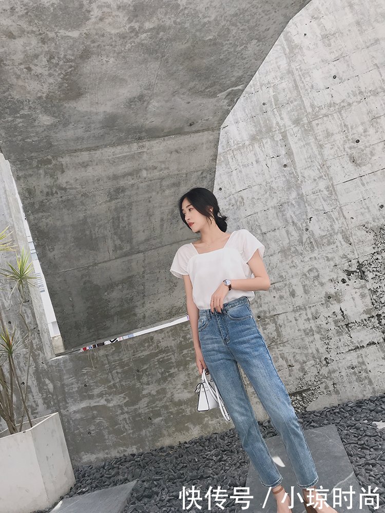 身材出众的牛仔裤美女，性感美腿翘臀，这样的美女你喜欢吗