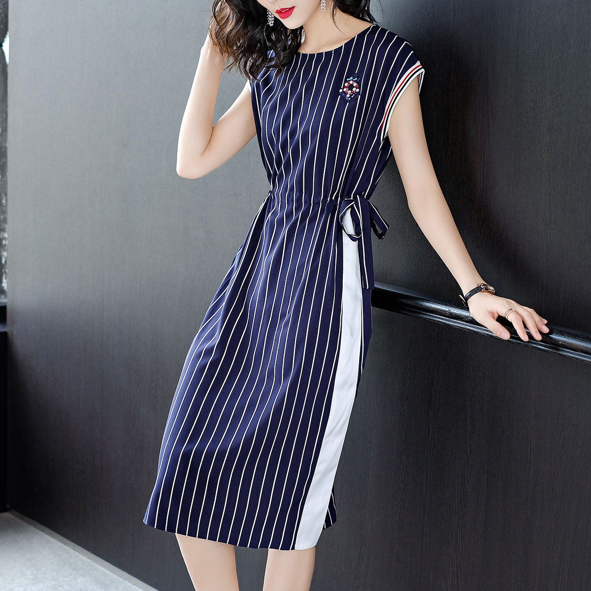 这款包臀裙真是“擦枪走火”，让人忍不住盯着看，好身材一览无余