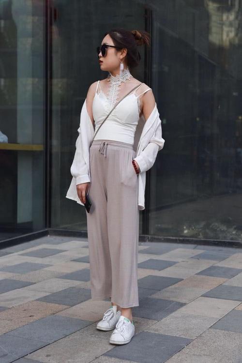 街拍:美女穿衣时尚又有个性,网友: 个个都很美!