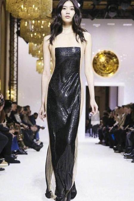 刘雯奚梦瑶现身时装周, 老奚除了腰粗腿胖, 腋下的副乳更引人注目