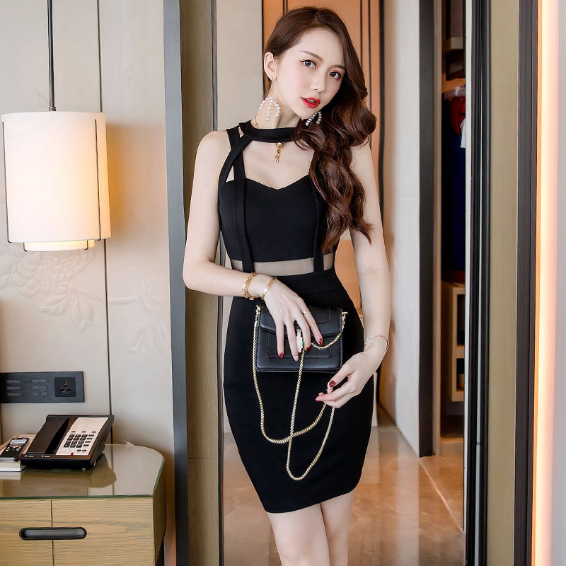 丰满的女人从不穿打底衫，上班穿包臀裙显性感身材，气质优雅