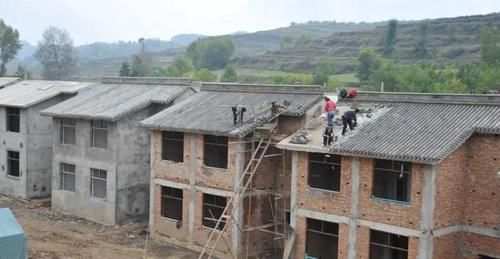  「拆除」住了搬迁房，就要拆除旧宅子，老农叹息：现在退还来得