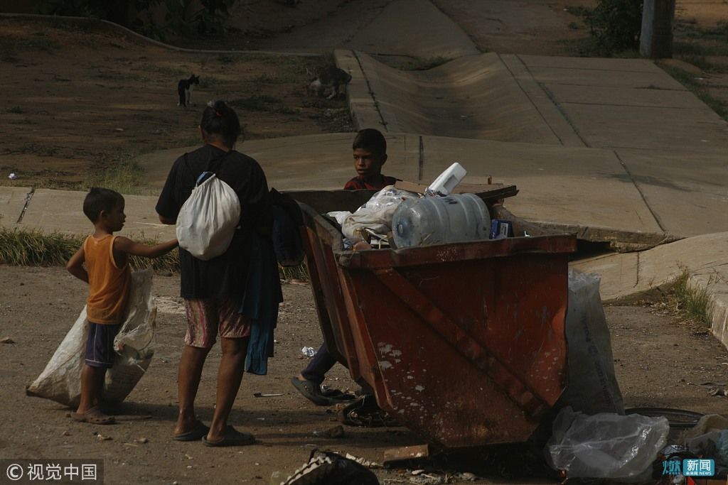委内瑞拉面临严重饥荒 儿童垃圾堆中翻找食物