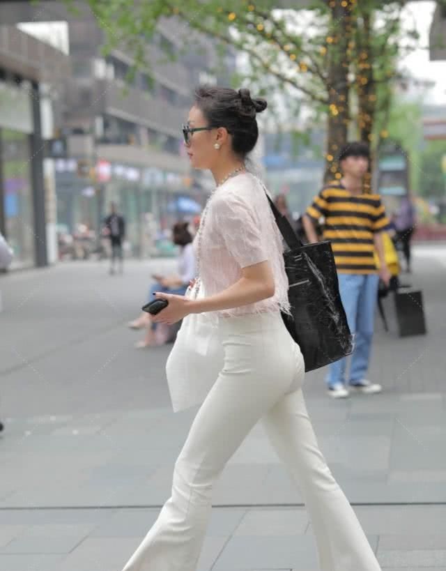 『搭配』简约的风格显十足的优雅风,更加衬托美女靓丽的好身姿