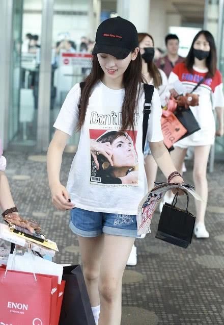 164孟美岐和168杨超越秀美腿，网友：大长腿和小短腿的差距！