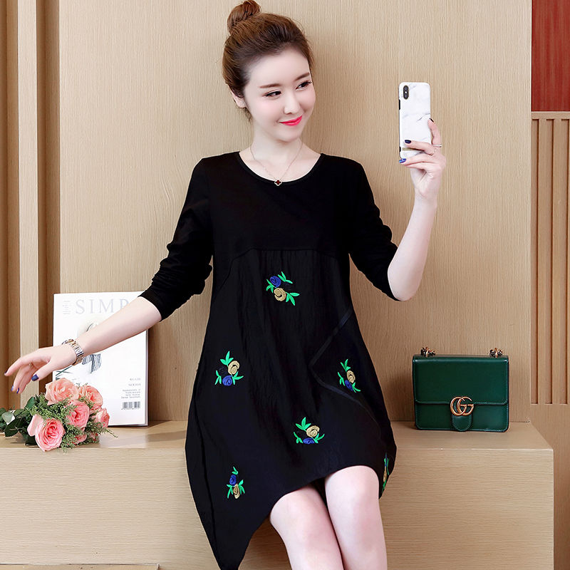 今年秋季流行穿黑色服装!显嫩显白，显瘦显高，40岁女人穿更美