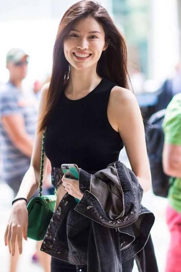 街拍：小姐姐一件黑色的小背心，不输模特的好身材，笑起来真甜