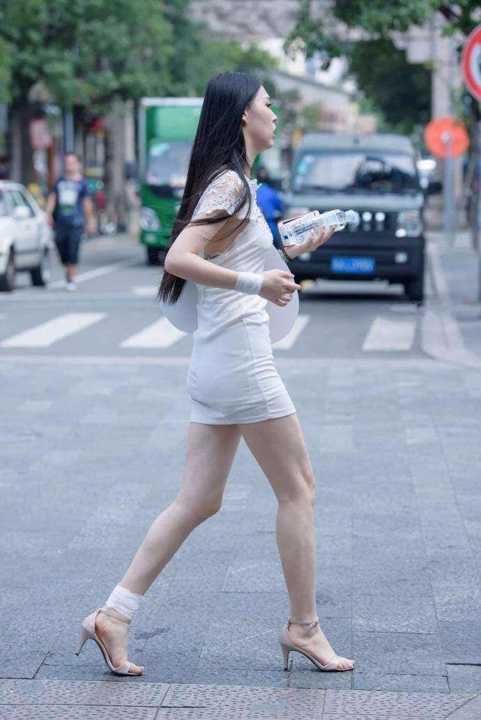 街拍: 紧身透视裙的小姐姐,遮不住好身材