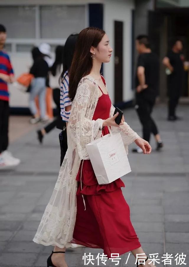 『美女』美女一双高跟鞋,让双腿显得白皙又迷人,凸显出她那高雅的气质