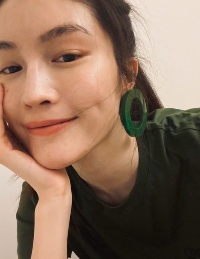  #超模#她22岁登上纽约时装周，今穿绿色T恤配“圆环”，素颜也很娇嫩