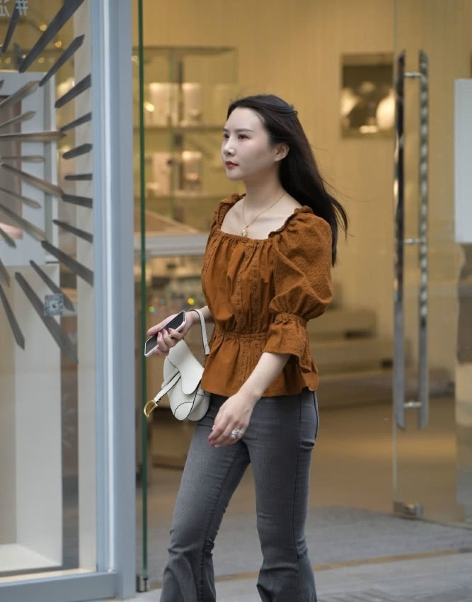  #聪明#不要总穿裙子，2020年流行牛仔裤，聪明的女人向来都这样穿！