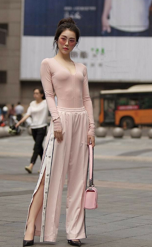 路人街拍:花容月貌的打底裤小姐姐展露时尚秀丽，初恋的味道！