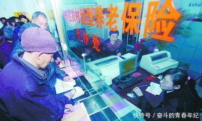  #机关事业单位#养老保险交了36年，退休金只领3200，企业退休金