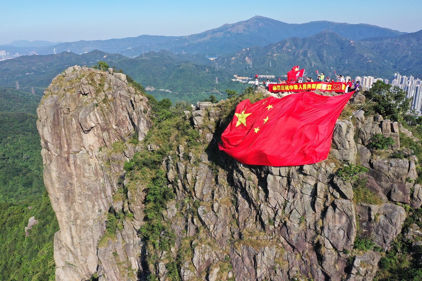  [狮子山]燃！香港青年登狮子山，挂15米宽超大国旗