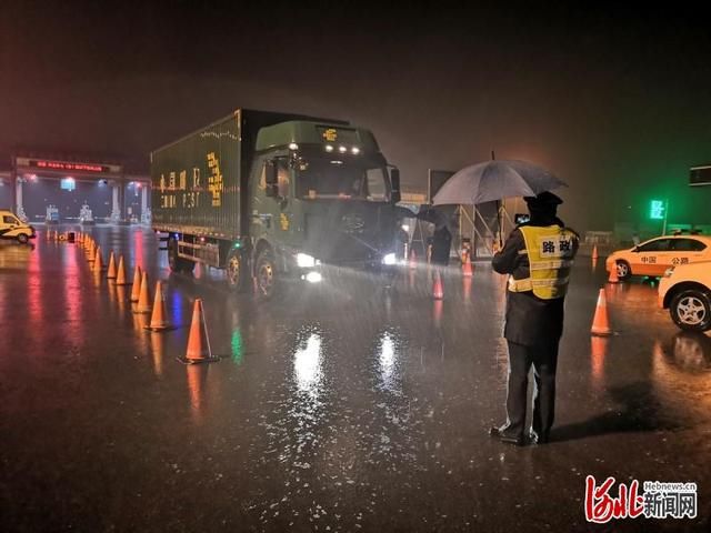  车200辆：河北保定2000多名交通职工坚守“疫”线抗风雪防疫情