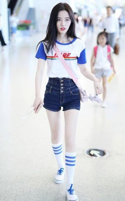 鞠婧祎穿超短裤显腿长，还把中间绑这么紧，真不相信没有160cm