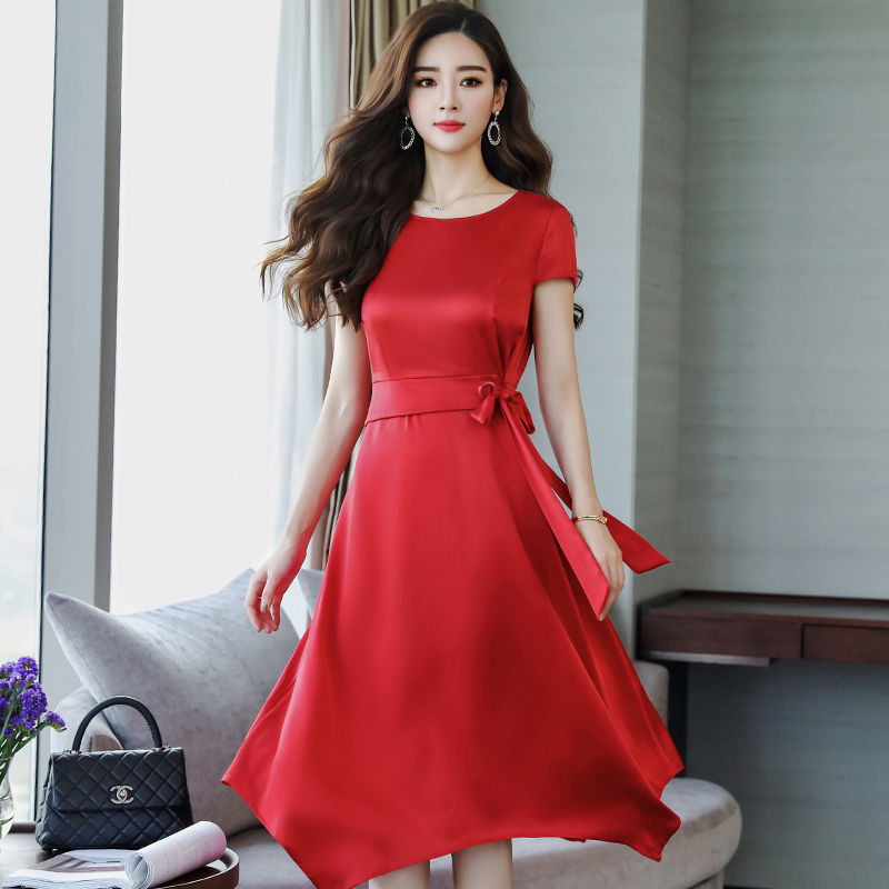 别再傻傻的穿套裙了!现在女人都爱仙女裙，一件搞定确实洋气