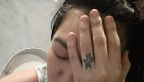 小S发微博大秀恩爱，网友评论却很“扎心”，假恩爱真家暴？