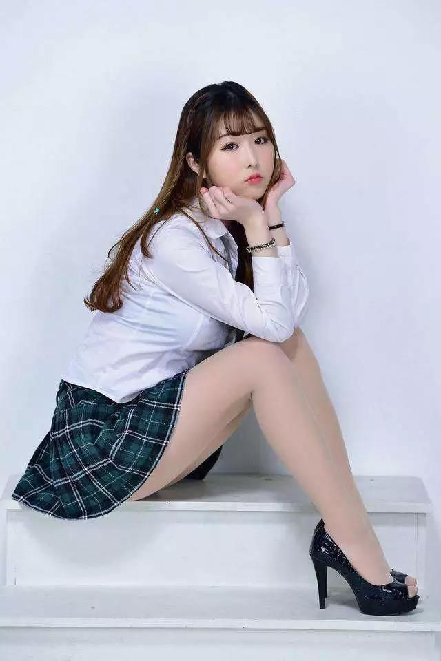 终于明白为什么美女们会穿上学生装去拍照