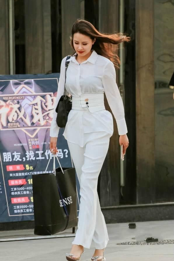 『件白色』别老衣着休闲鞋了,街边忽然蹦出来“硅橡胶吸盘鞋”,时尚潮流还舒服脚!