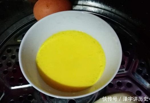  『鸡蛋液』蒸鸡蛋羹时，不要加水后就下锅！多加这一步，鸡蛋又滑又嫩无蜂窝